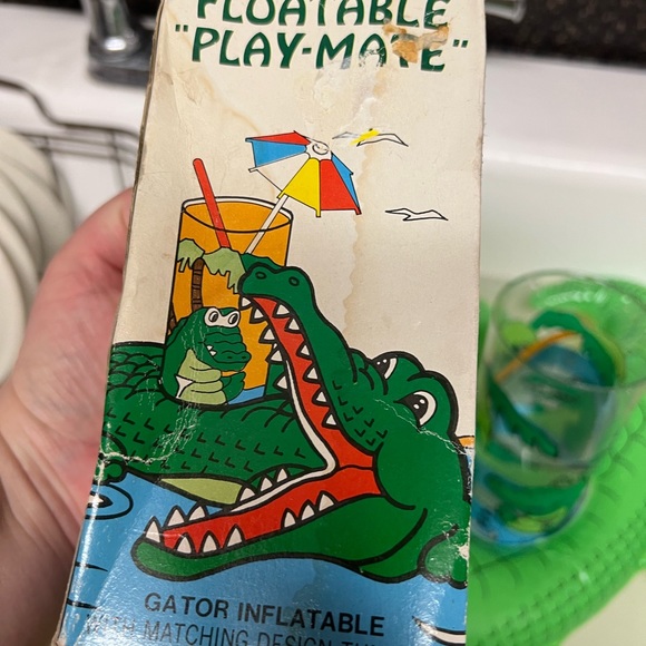 Vintage 1970’s Inflatable Alligator Drinks Caddy, Tumbler Glass, Pool Accessorie - Picture 8 of 9